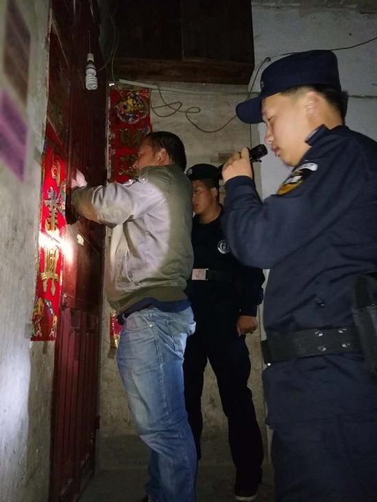 贵州粗心妈妈误将幼女锁家中 民警全城寻开锁师傅开门